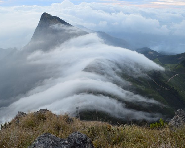 Top 10 Places in Munnar for a Magical Couple Photoshoot